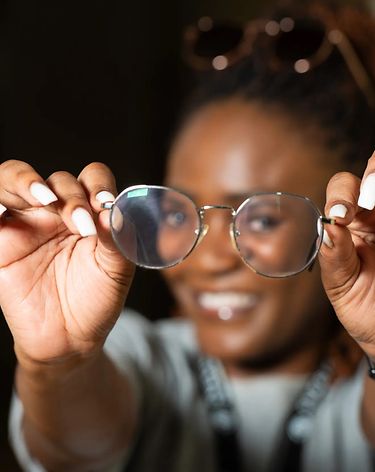 https://media-onesight.essilorluxottica.com/cms/caas/v1/media/170634/data/bfe79fab3fe694b375a1fe056459fb5f/RA375X520/375/image7.jpg
