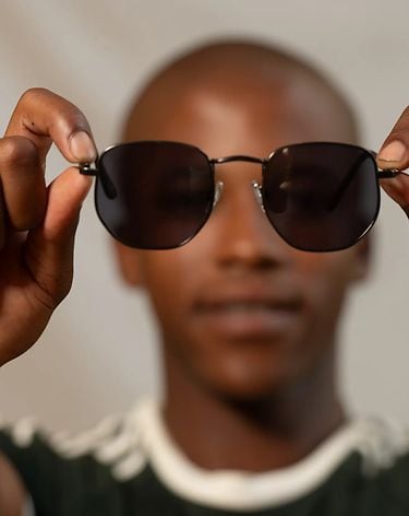 https://media-onesight.essilorluxottica.com/cms/caas/v1/media/170638/data/7e81e64ab17405490827bbfcd559f644/RA375X520/375/image5.jpg