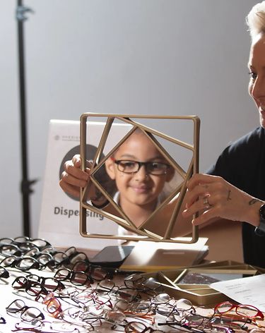 https://media-onesight.essilorluxottica.com/cms/caas/v1/media/170640/data/be76fb28e4bba9248715435a1d450aee/RA375X520/375/image4.jpg