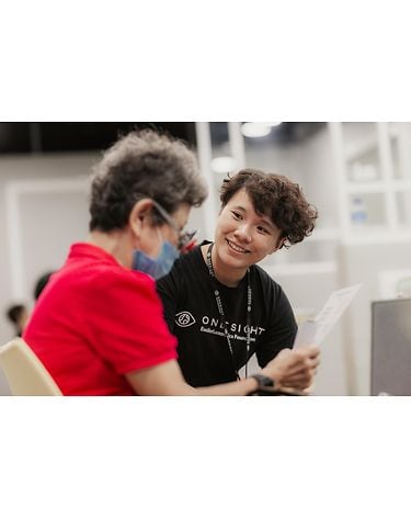 https://media-onesight.essilorluxottica.com/cms/caas/v1/media/171568/data/7d1c4d8ace58c4277e2fe9b27d21fafd/RA375X520/375/image2.jpg