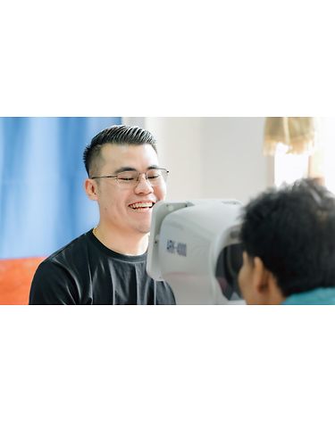https://media-onesight.essilorluxottica.com/cms/caas/v1/media/171570/data/128b5abd306e928552ec35c5b2e42b30/RA375X520/375/image1.jpg