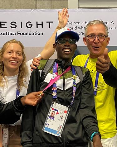 https://media-onesight.essilorluxottica.com/cms/caas/v1/media/174986/data/5e37f80218abbca9ffe81bb29f3d7f89/RA375X520/375/homebanner.jpg