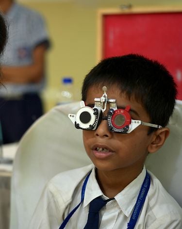 https://media-onesight.essilorluxottica.com/cmsuat/caas/v1/media/171546/data/b3d4f5b82f0328d9f782e640be893729/RA375X520/375/image1.jpg