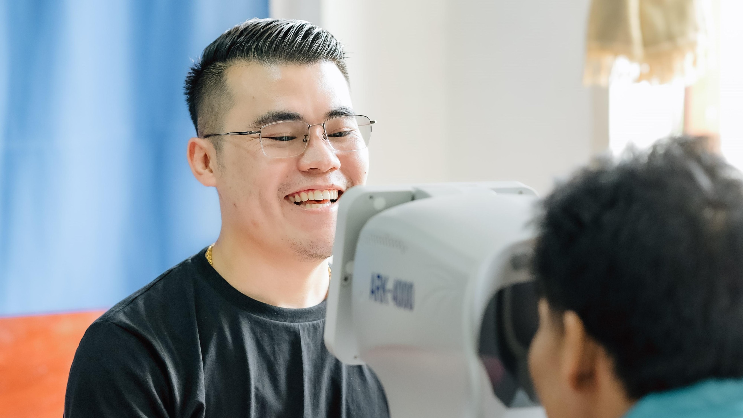 https://media-onesight.essilorluxottica.com/cmsuat/caas/v1/media/171570/data/e1f2dcbe4260e46b202b135959d2c9e2/image1.jpg